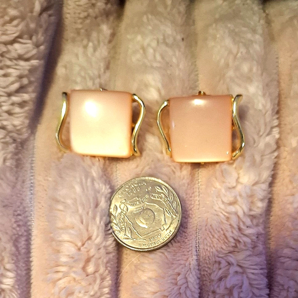 🍑Vintage 1950s Clip On Earrings Peachy Pink & Gold Retro Coro Lucite Haskell - Picture 5 of 6